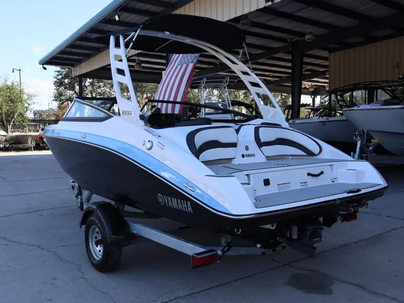 Slide: The Image of Yamaha 195S 2025 - 5