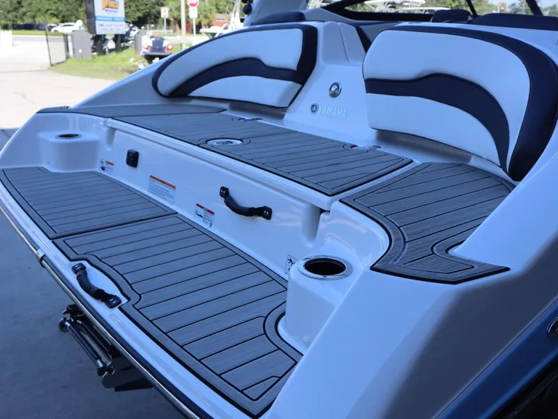 Slide: The Image of Yamaha 195S 2025 - 6