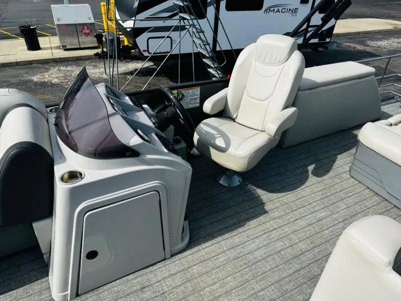 Slide: The Image of Captain's chair and console on 2021 L-Series L5 CLZ boat, featuring modern design and comfort. - 8