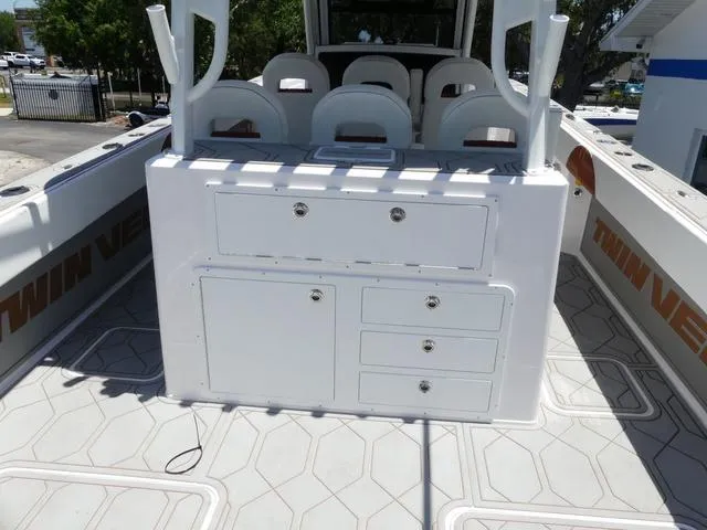 Slide: The Image of Twin Vee 400 GFX2 2026 - 27