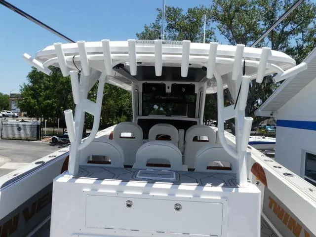 Slide: The Image of Twin Vee 400 GFX2 2026 - 28