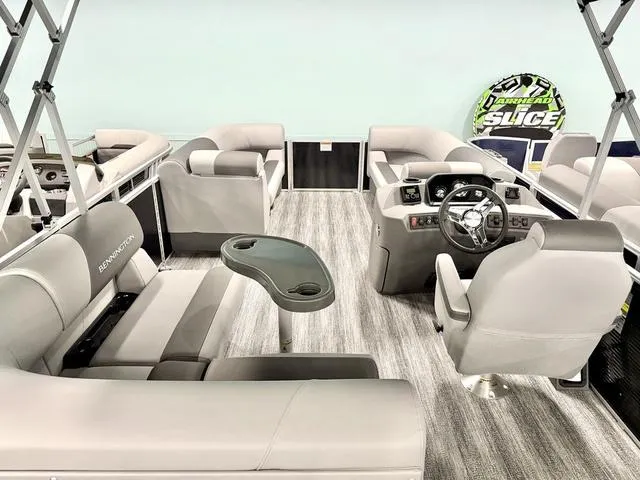 Slide: The Image of Bennington S Fish 22 SS 2025 - 8