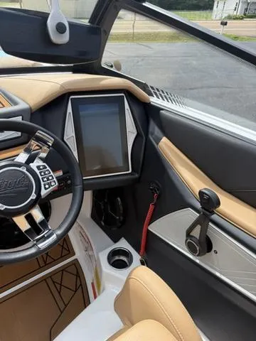 Slide: The Image of Tigé 21ZX 2021 - 6