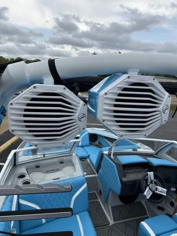 Slide: The Image of Tigé 22RZX 2025 - 8