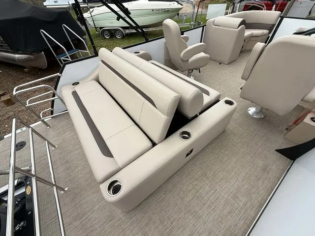 Slide: The Image of Bentley Pontoons 200 Legacy Swingback 2025 - 11