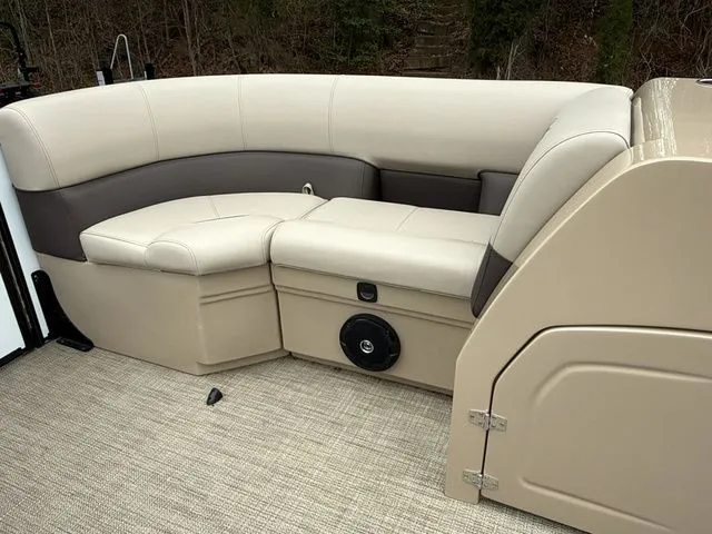 Slide: The Image of Bentley Pontoons 200 Legacy Swingback 2025 - 12