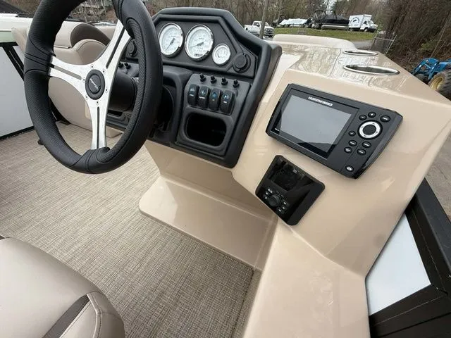 Slide: The Image of Bentley Pontoons 200 Legacy Swingback 2025 - 13