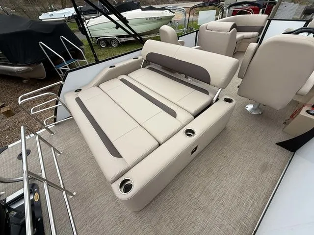 Slide: The Image of Bentley Pontoons 200 Legacy Swingback 2025 - 14