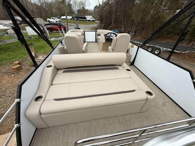Slide: The Image of Bentley Pontoons 200 Legacy Swingback 2025 - 15
