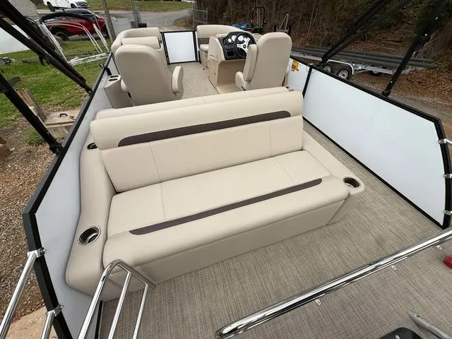 Slide: The Image of Bentley Pontoons 200 Legacy Swingback 2025 - 17