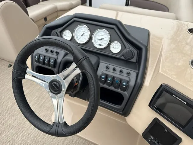 Slide: The Image of Bentley Pontoons 200 Legacy Swingback 2025 - 18