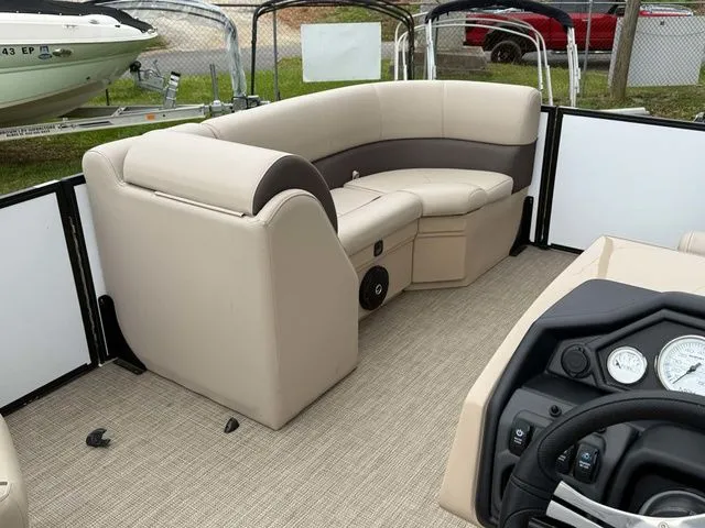 Slide: The Image of Bentley Pontoons 200 Legacy Swingback 2025 - 19