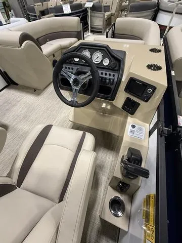 Slide: The Image of Bentley Pontoons 200 Legacy Swingback 2025 - 4