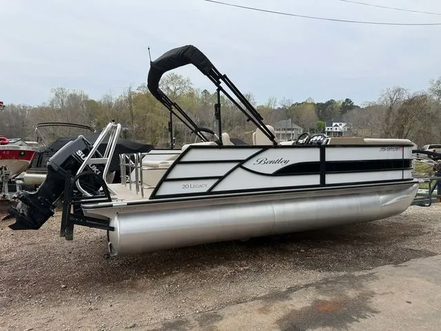 Slide: The Image of Bentley Pontoons 200 Legacy Swingback 2025 - 6