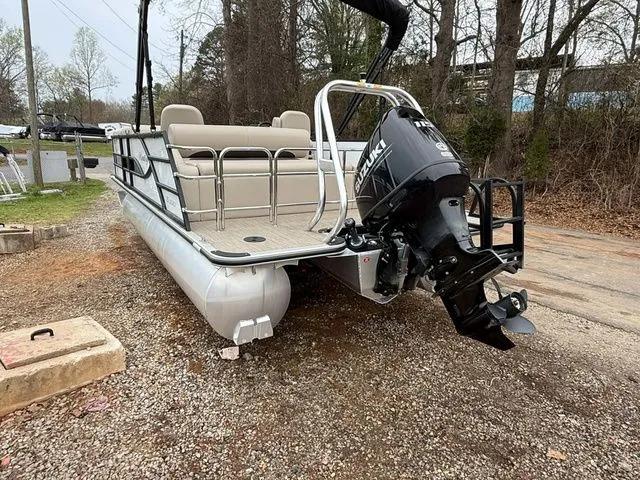 Slide: The Image of Bentley Pontoons 200 Legacy Swingback 2025 - 7