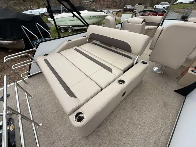 Slide: The Image of Bentley Pontoons 200 Legacy Swingback 2025 - 9