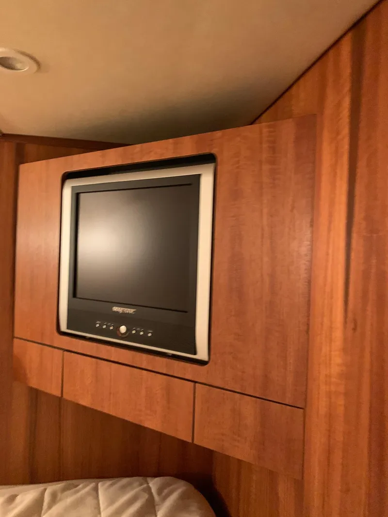 Slide: The Image of Tiara 4300 Sovran 2008 - 10