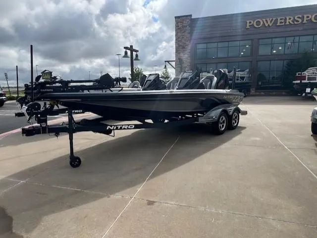 The Image of 2025 Nitro Z20 XL Pro boat on trailer outside Powersport dealership. - 0