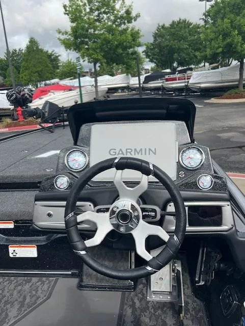 Slide: The Image of Steering wheel and dashboard of 2025 Nitro Z20 XL Pro boat with Garmin display. - 6
