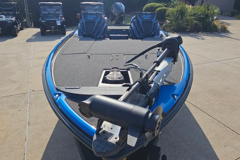 Slide: The Image of 2025 Nitro Z21 XL boat with dual motors and trolling motor on display. - 2
