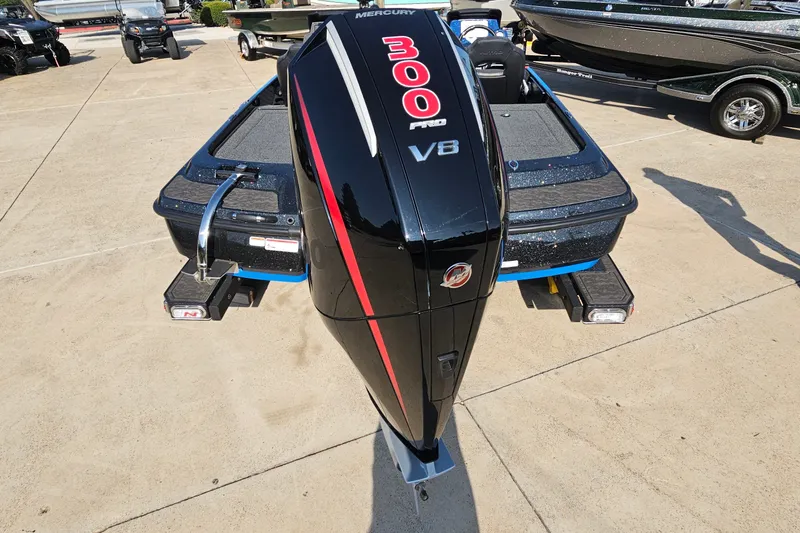 Slide: The Image of 2025 Nitro Z21 XL boat with Mercury 300 Pro V8 engine, rear view. - 6