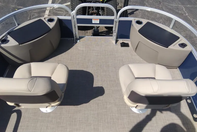 Slide: The Image of Sun Tracker Bass Buggy 18 DLX 2025 - 10