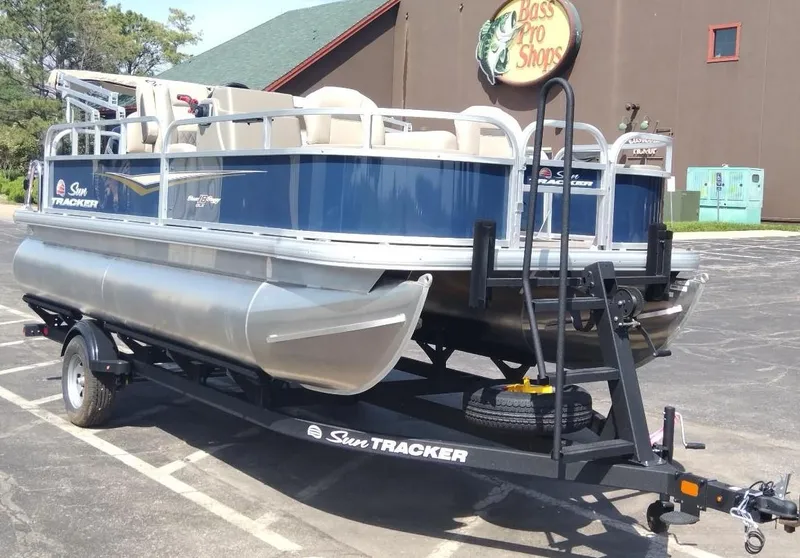 Slide: The Image of Sun Tracker Bass Buggy 18 DLX 2025 - 3