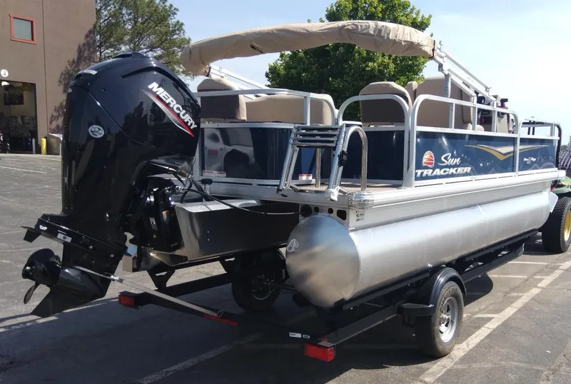 Slide: The Image of Sun Tracker Bass Buggy 18 DLX 2025 - 4