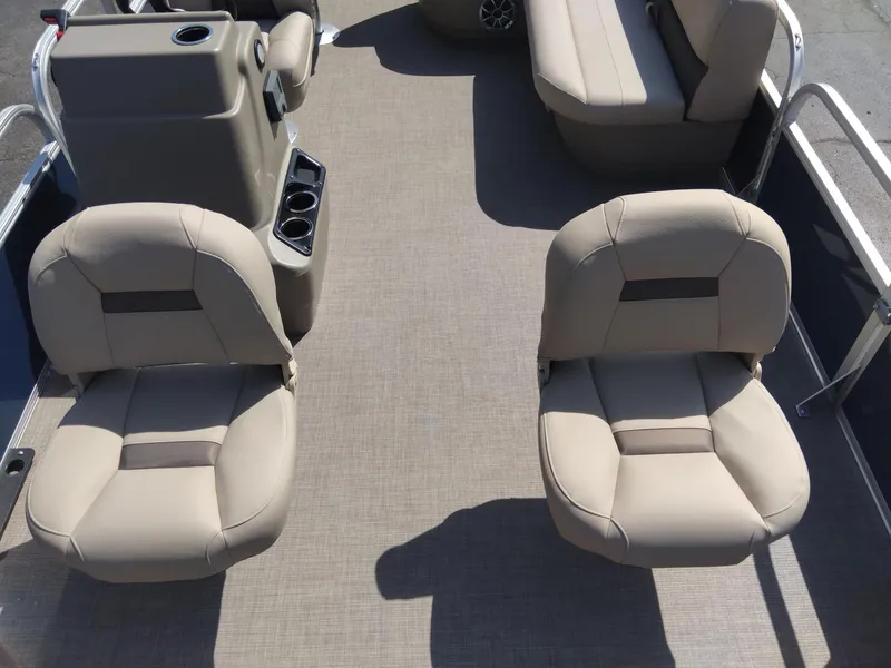 Slide: The Image of Sun Tracker Bass Buggy 18 DLX 2025 - 6