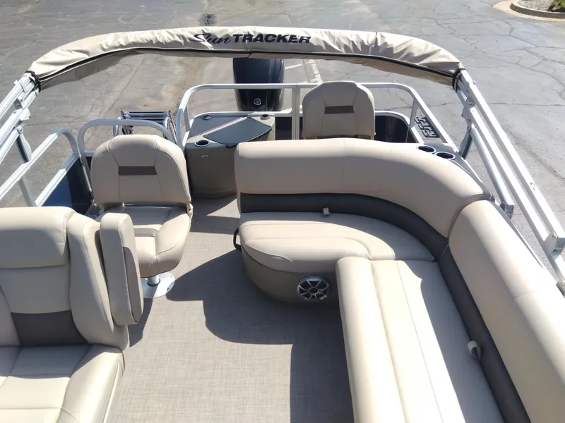 Slide: The Image of Sun Tracker Bass Buggy 18 DLX 2025 - 7