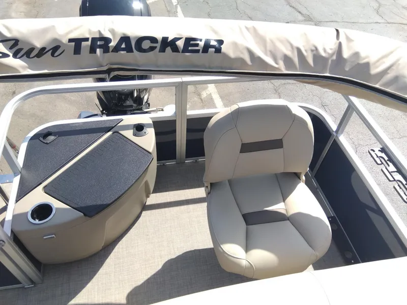 Slide: The Image of Sun Tracker Bass Buggy 18 DLX 2025 - 8