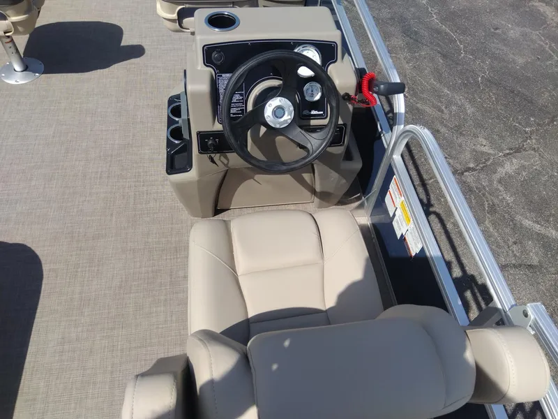 Slide: The Image of Sun Tracker Bass Buggy 18 DLX 2025 - 9