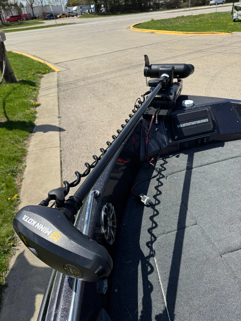 Slide: The Image of 2022 Skeeter Solera 205 boat with Minn Kota trolling motor and Humminbird fish finder. - 25