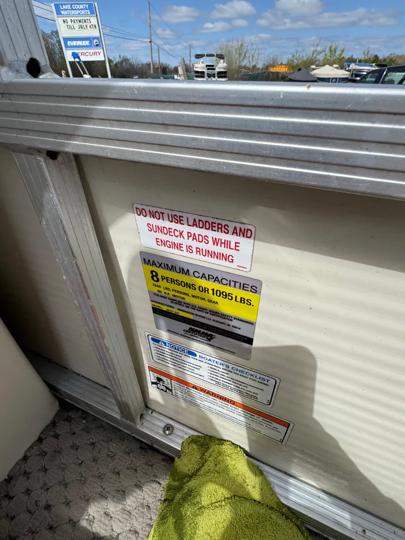 Slide: The Image of 2007 Bennington 2050 FSI boat capacity label, maximum 8 persons or 1095 lbs. - 18