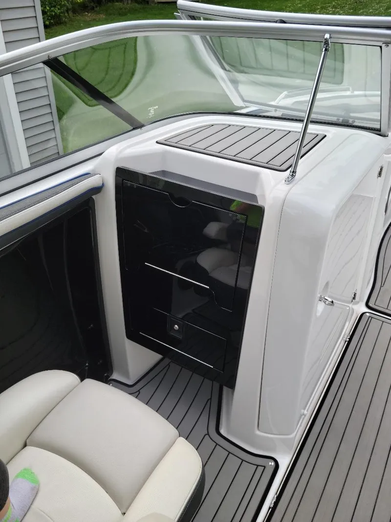 Slide: The Image of 2018 Yamaha Boats 242 Limited S interior with sleek design and modern features. - 14