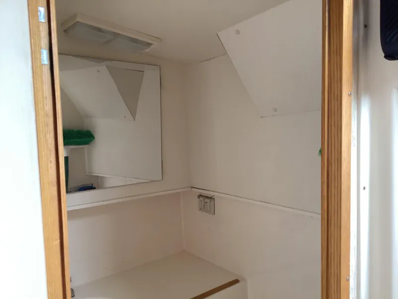 Slide: The Image of 2001 Henriques 28 Express boat interior with mirror and storage space. - 25