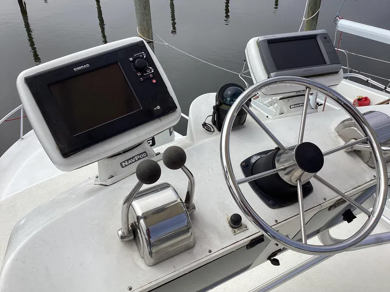 Slide: The Image of Helm of 2001 Henriques 28 Express boat with navigation equipment and steering wheel. - 27