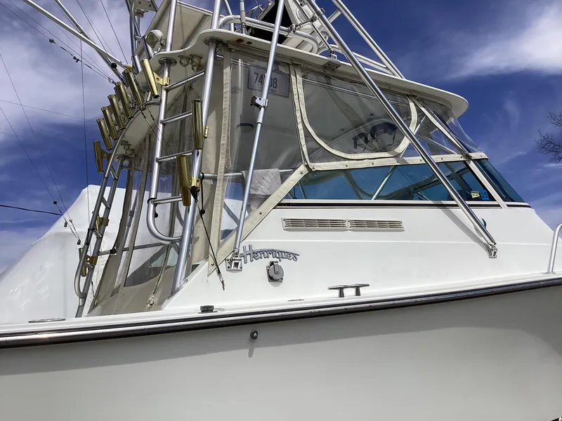 Slide: The Image of 2001 Henriques 28 Express boat with fishing equipment, clear skies in the background. - 5