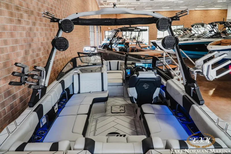 Slide: The Image of Malibu Wakesetter 23 LSV 2025 - 10