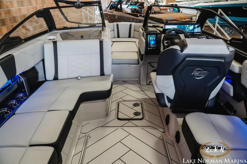 Slide: The Image of Malibu Wakesetter 23 LSV 2025 - 12