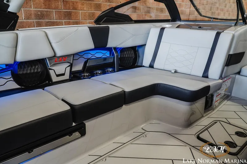 Slide: The Image of Malibu Wakesetter 23 LSV 2025 - 16