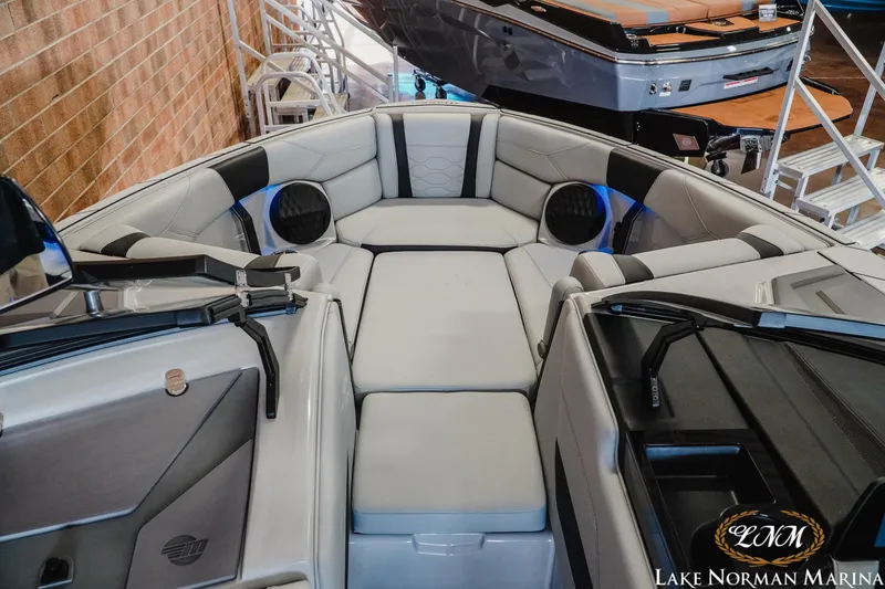 Slide: The Image of Malibu Wakesetter 23 LSV 2025 - 17