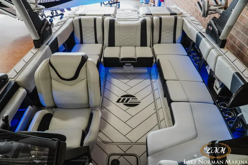 Slide: The Image of Malibu Wakesetter 23 LSV 2025 - 19