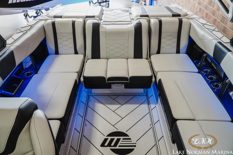 Slide: The Image of Malibu Wakesetter 23 LSV 2025 - 20