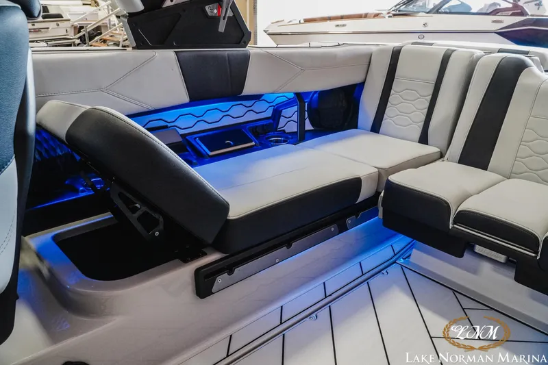 Slide: The Image of Malibu Wakesetter 23 LSV 2025 - 22