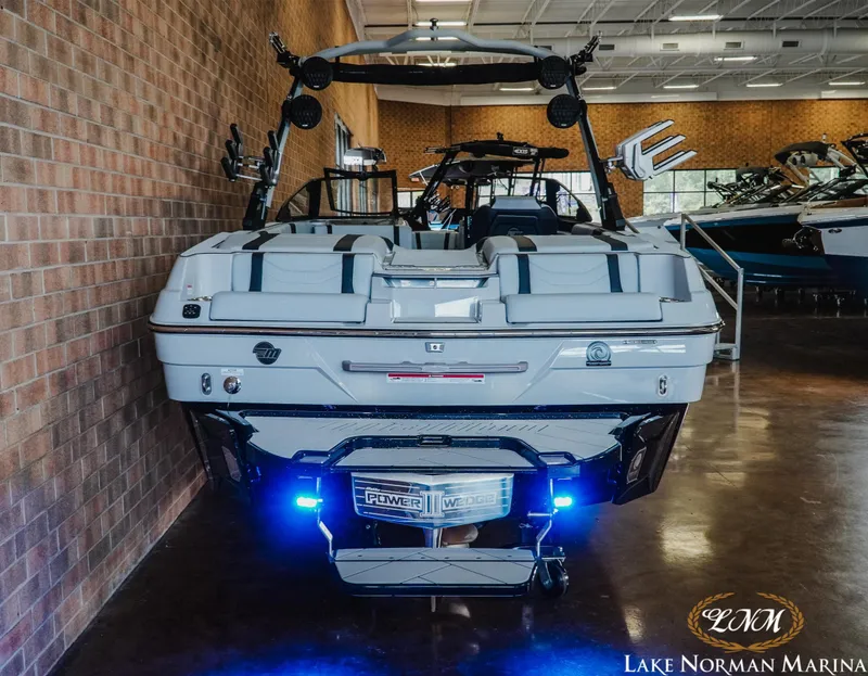 Slide: The Image of Malibu Wakesetter 23 LSV 2025 - 5