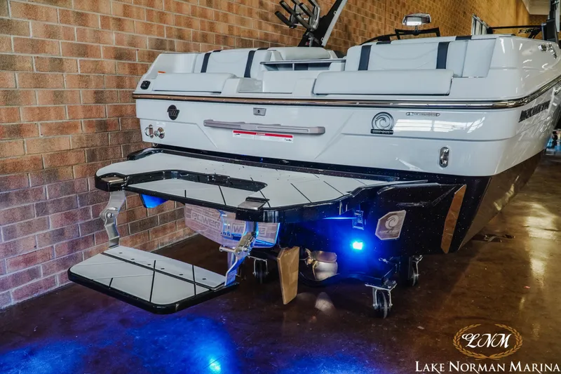 Slide: The Image of Malibu Wakesetter 23 LSV 2025 - 7