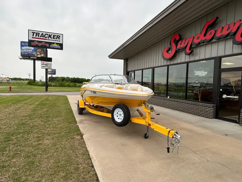 Slide: The Image of 2010 Tahoe Q5SI boat on trailer outside Sundown Marine dealership. - 4