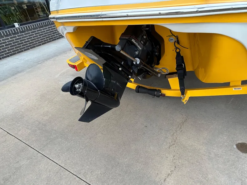 Slide: The Image of 2010 Tahoe Q5SI boat stern with outboard motor and propeller on concrete surface. - 8
