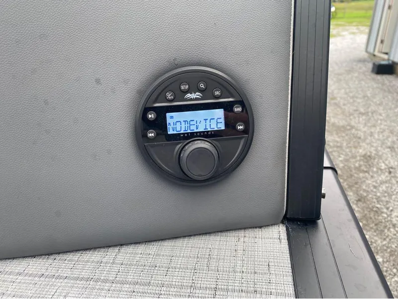 Slide: The Image of Control panel of 2025 Berkshire 23E STS boat, displaying "NO DEVICE" on screen. - 9